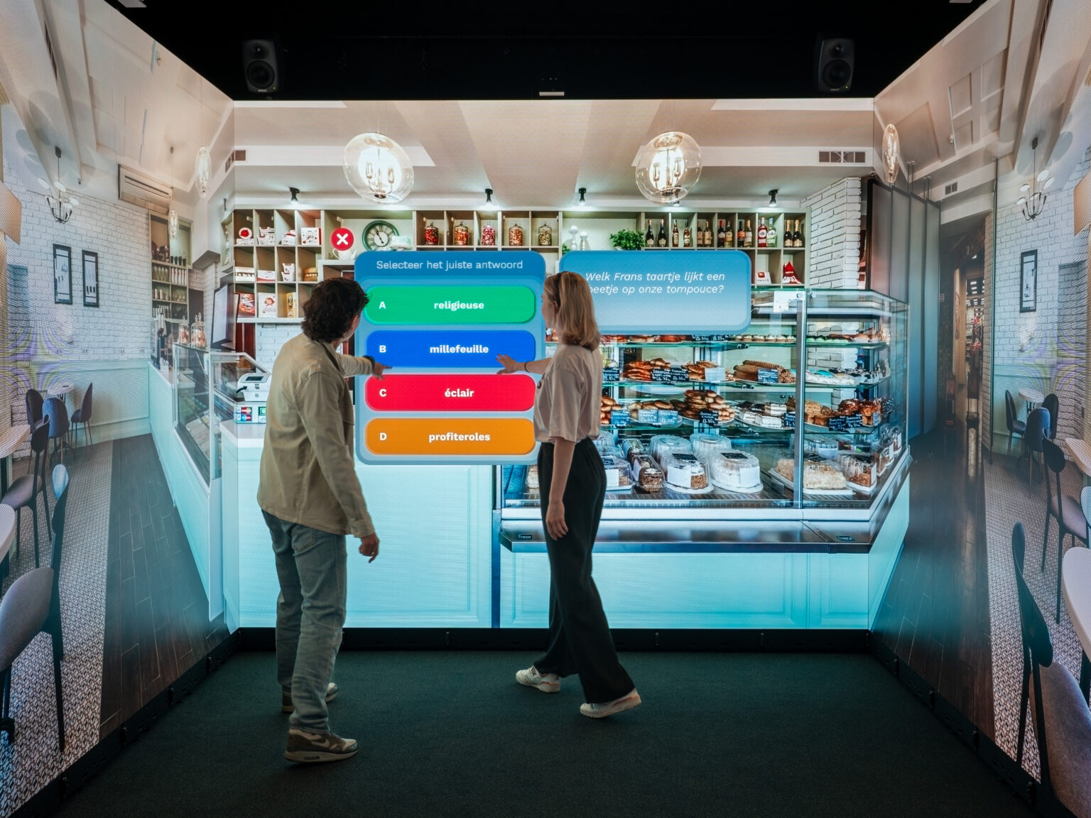 Twee personen gebruiken een interactieve toepassing in de Immersive Room van DO-IT PRO-AV.