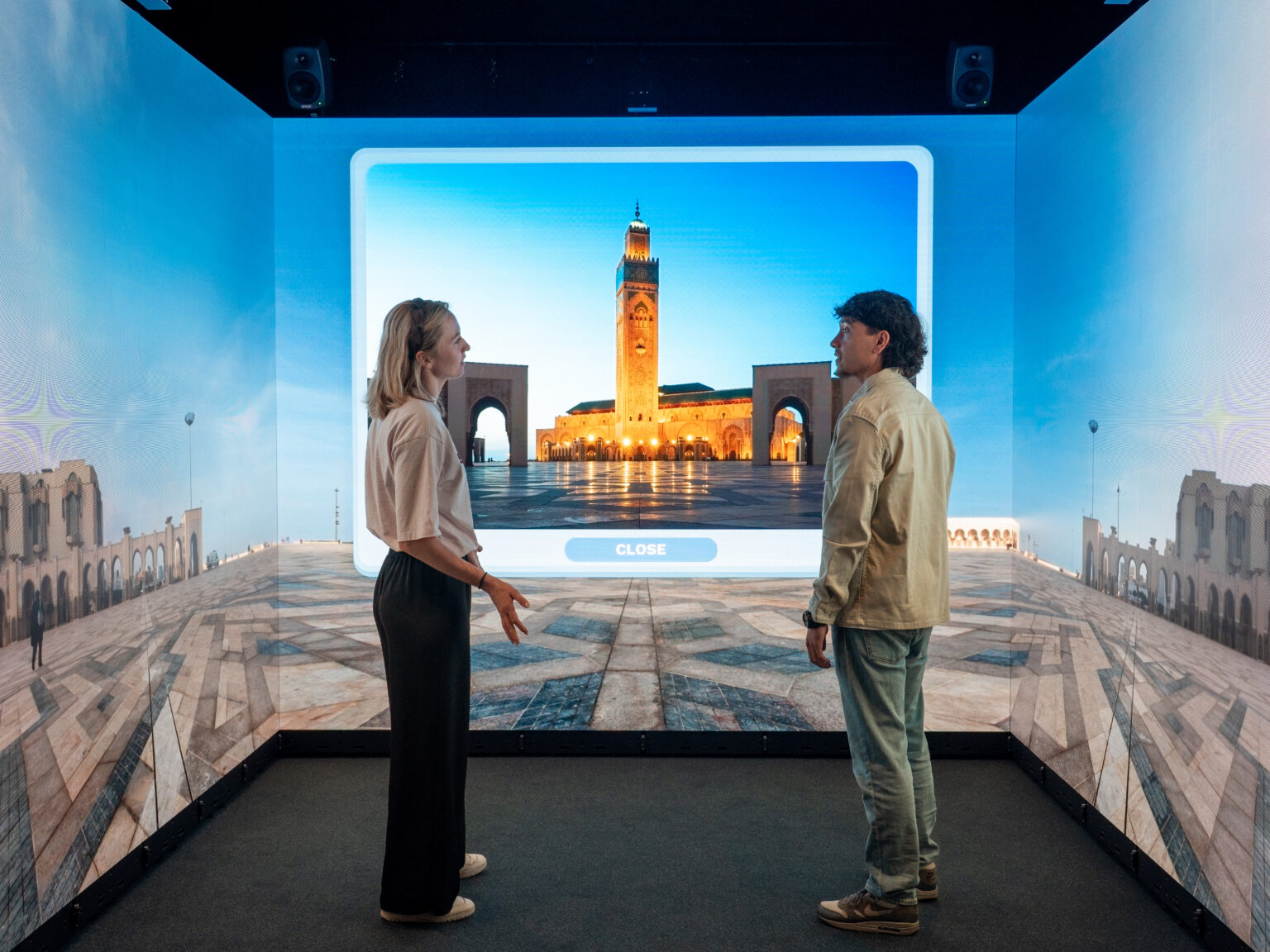 Twee personen bekijken een virtuele omgeving met een interactief scherm in de Immersive Room van DO-IT PRO-AV.
