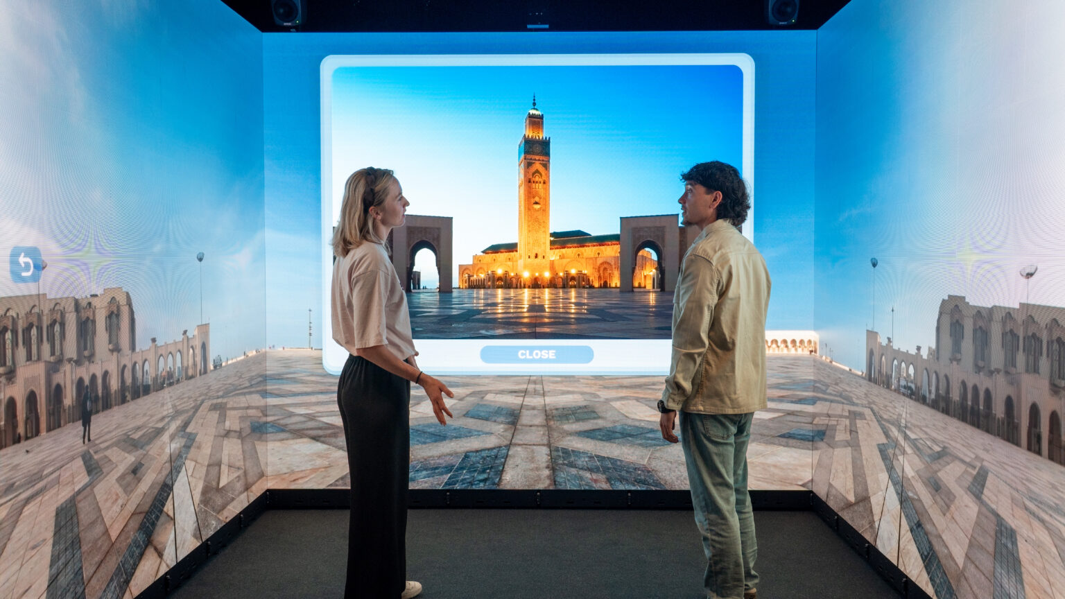 Twee personen bekijken een virtuele omgeving met een interactief scherm in de Immersive Room van DO-IT PRO-AV.