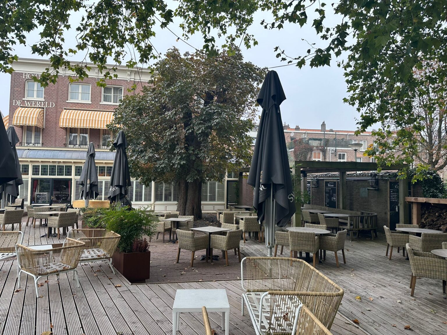 Terras van Hotel de Wereld in Wageningen met nieuwe AUDAC buitenspeakers als onderdeel van de geluidsinstallatie.