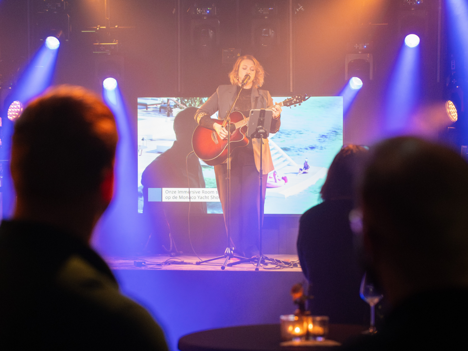 Liveoptreden met professioneel licht en geluid van DO-IT PRO-AV tijdens de opening van het nieuwe pand